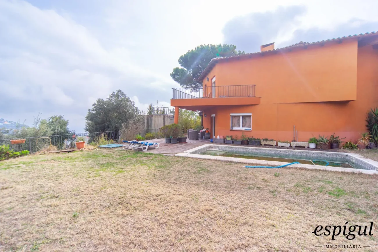 Bonita casa de gran potencial y diseño arquitectónico único en La Llobera, Cabrils