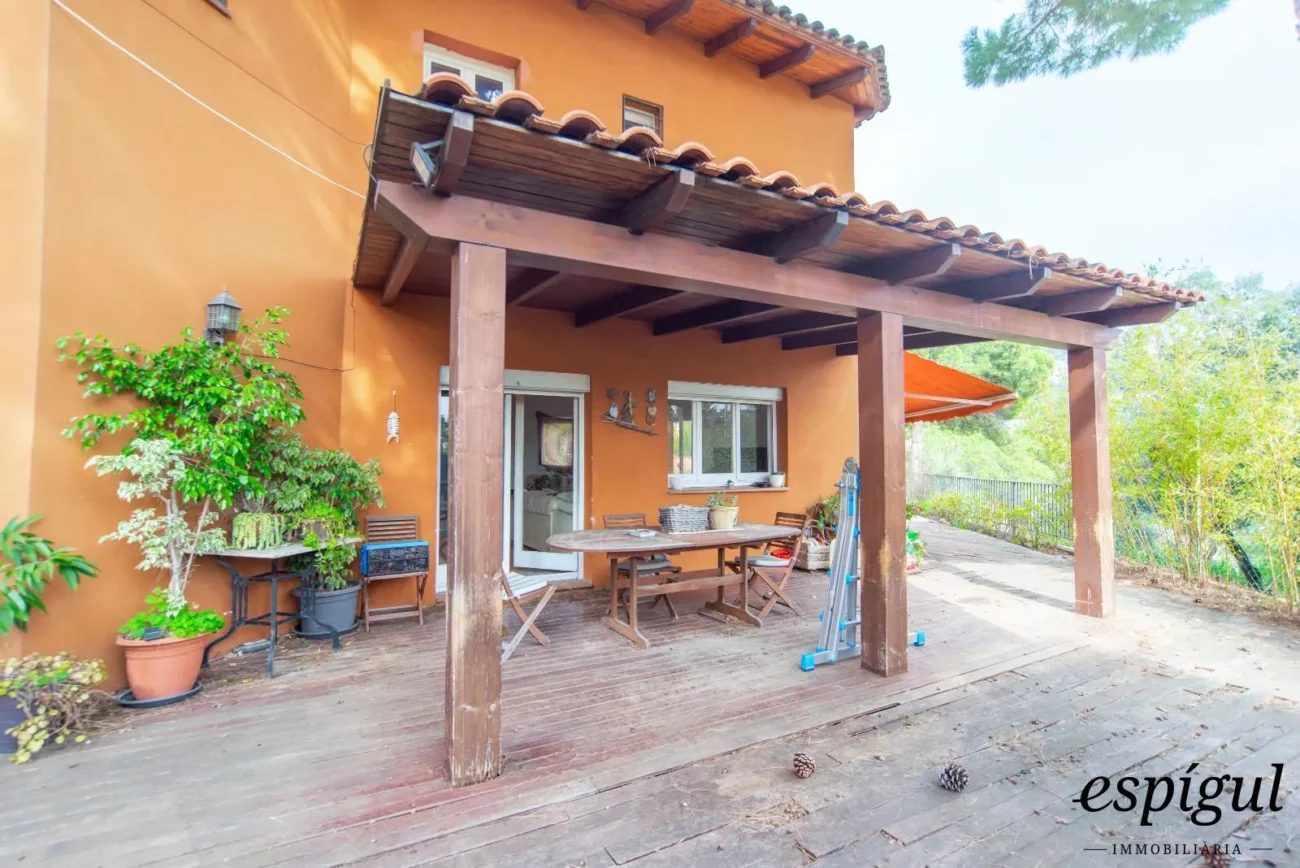 Bonita casa de gran potencial y diseño arquitectónico único en La Llobera, Cabrils
