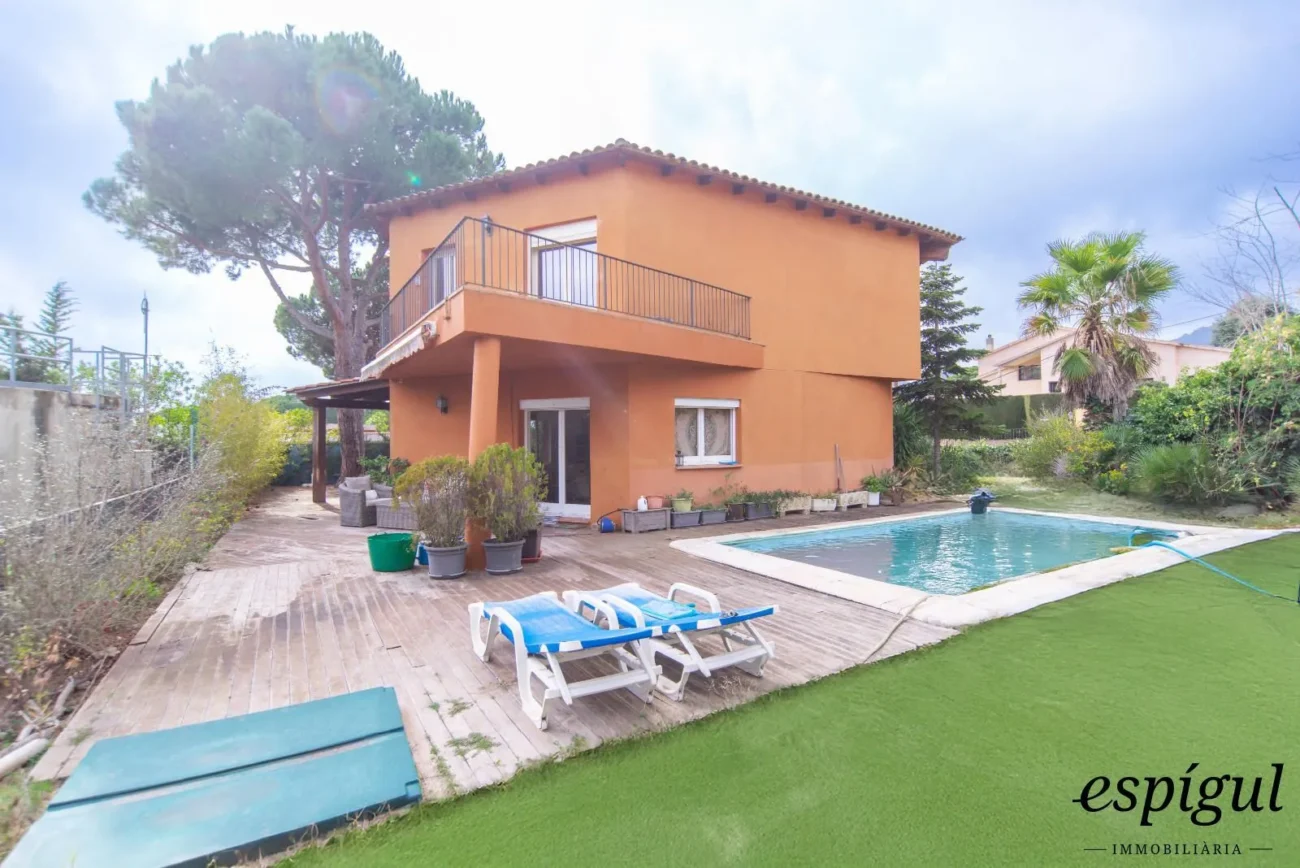 Belle maison avec un grand potentiel et une conception architecturale unique à La Llobera, Cabrils.