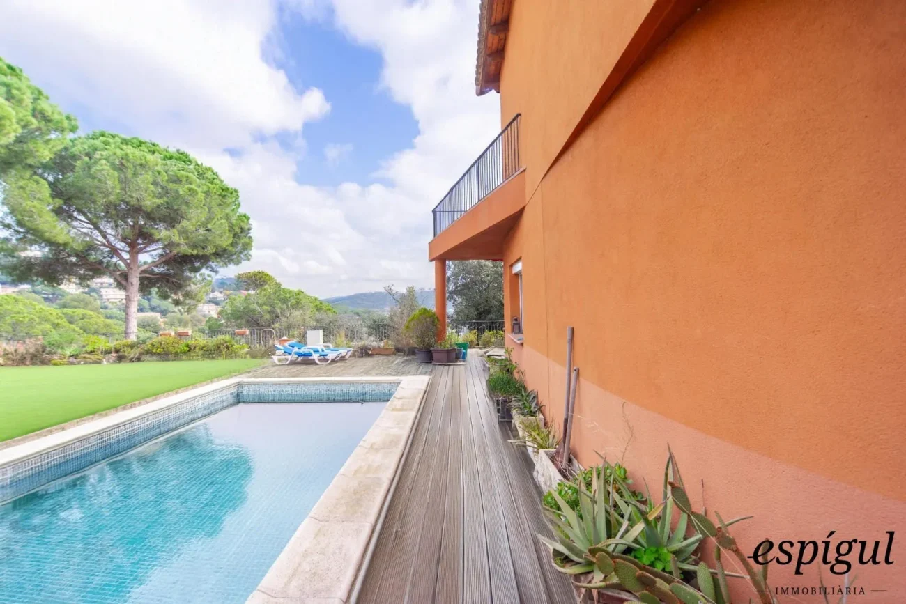 Belle maison avec un grand potentiel et une conception architecturale unique à La Llobera, Cabrils.