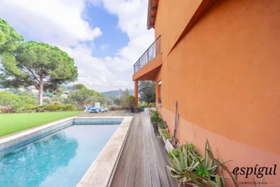 Bonita casa de gran potencial y diseño arquitectónico único en La Llobera, Cabrils