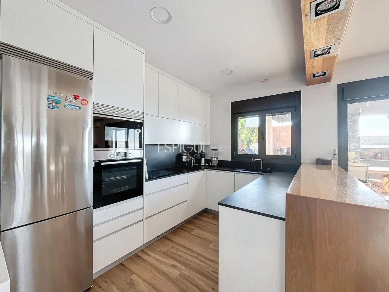 Exclusiva casa amb vistes panoràmiques al mar i la muntanya