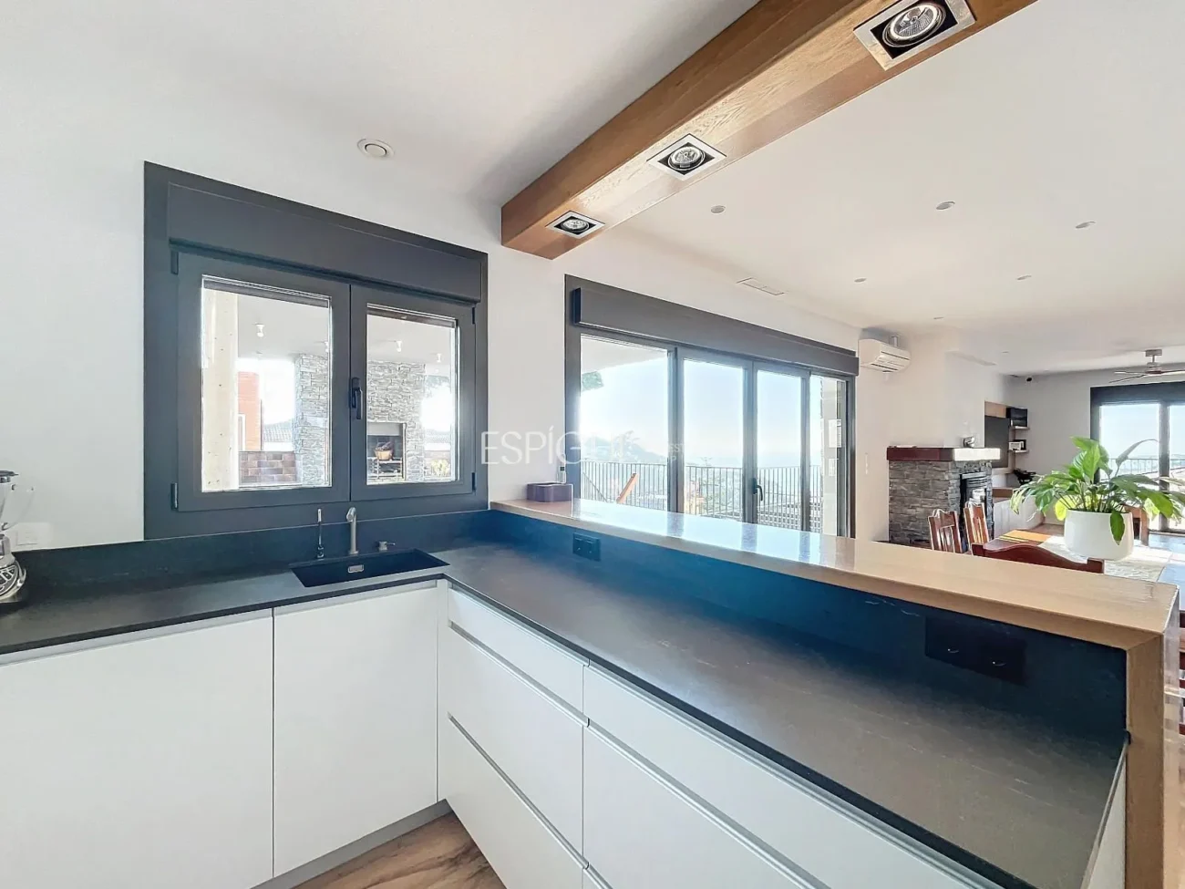 Exclusiva casa amb vistes panoràmiques al mar i la muntanya