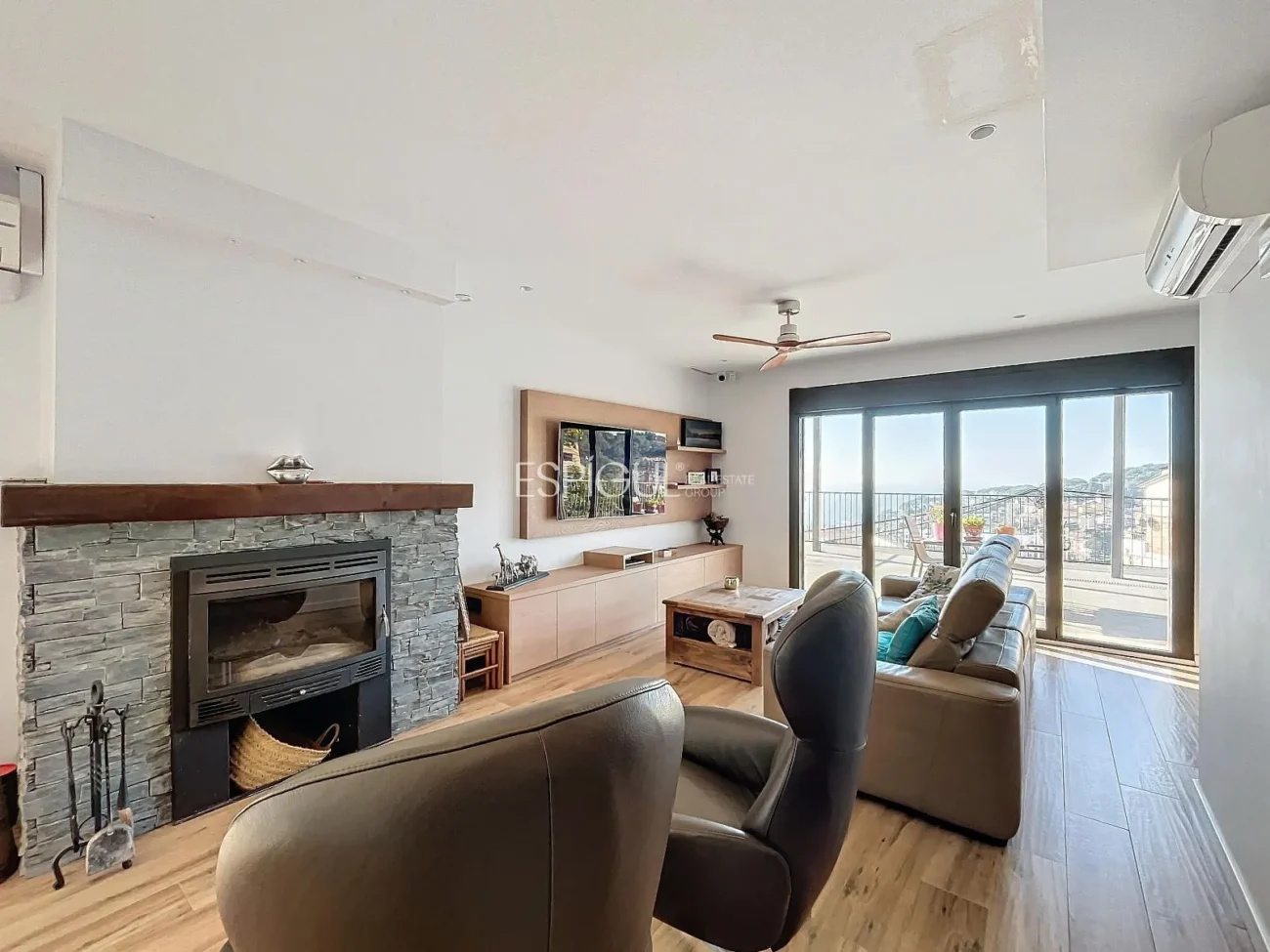 Exclusiva casa amb vistes panoràmiques al mar i la muntanya