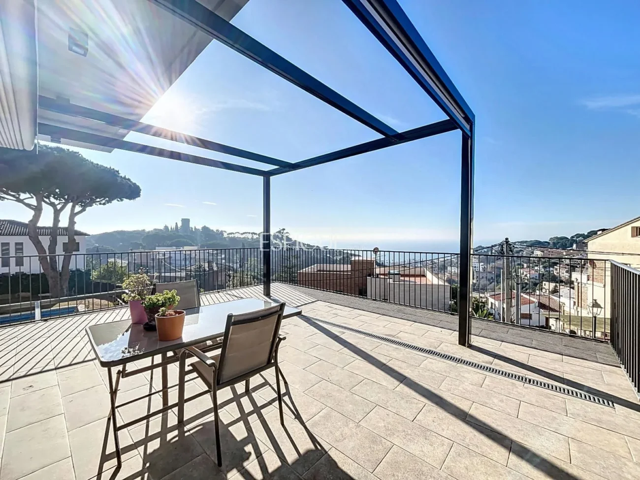 Exclusiva casa amb vistes panoràmiques al mar i la muntanya