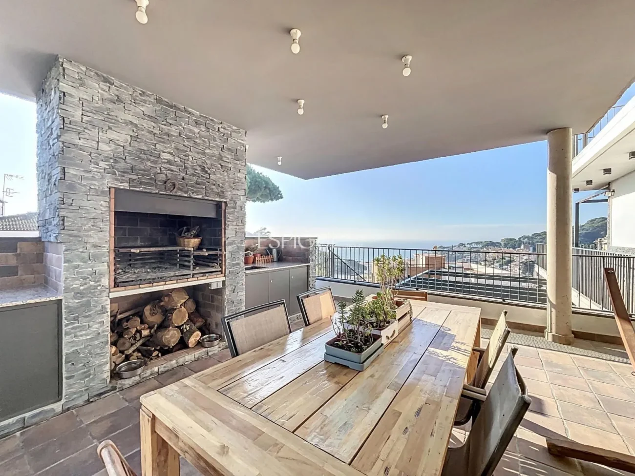 Exclusiva casa amb vistes panoràmiques al mar i la muntanya