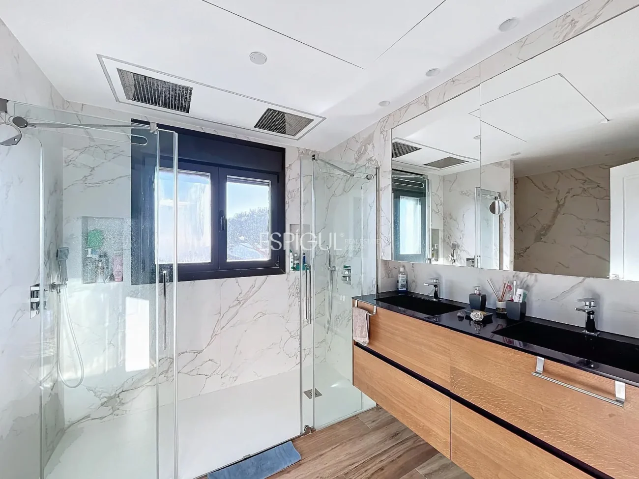 Exclusiva casa amb vistes panoràmiques al mar i la muntanya