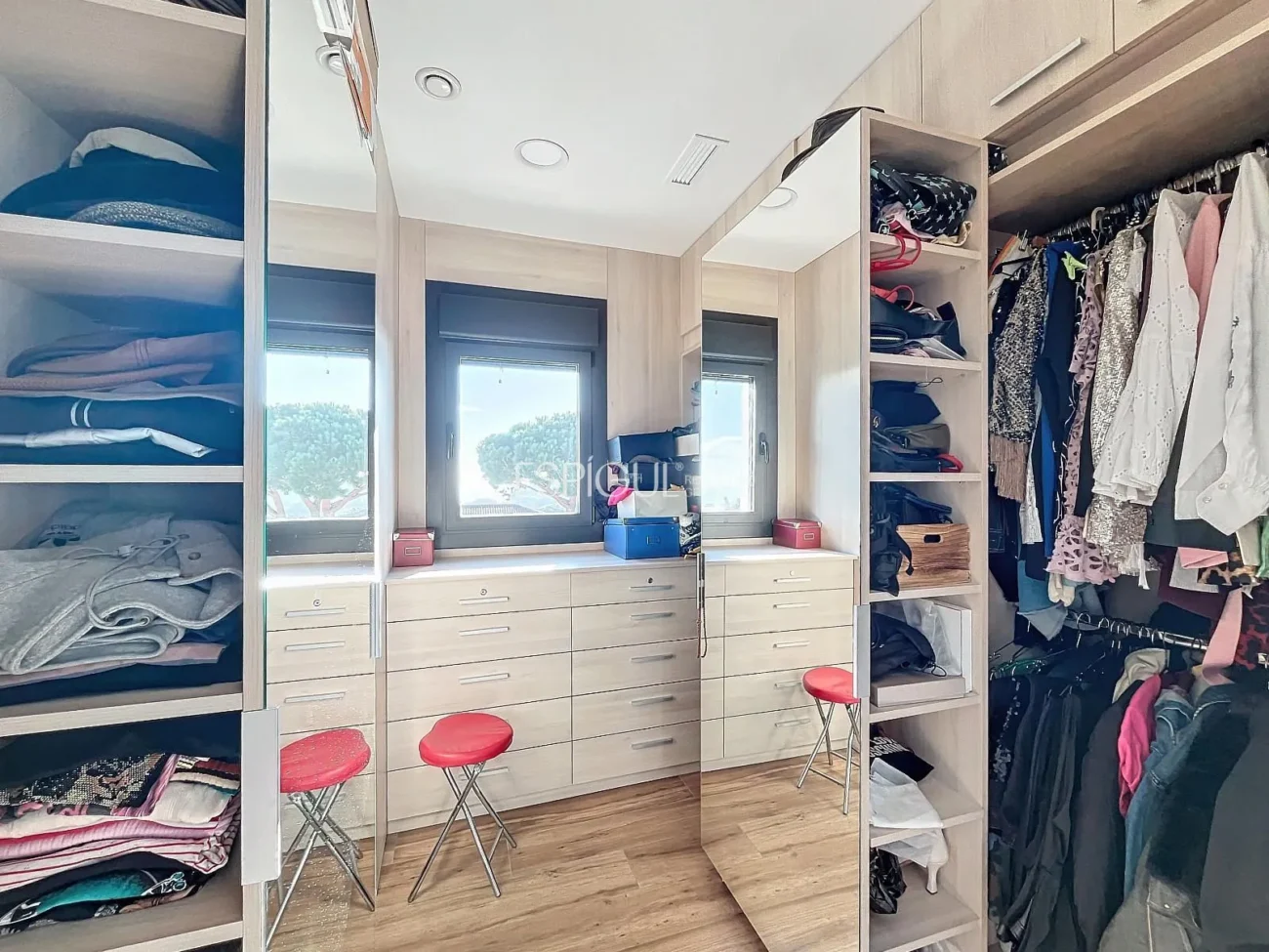 Exclusiva casa amb vistes panoràmiques al mar i la muntanya