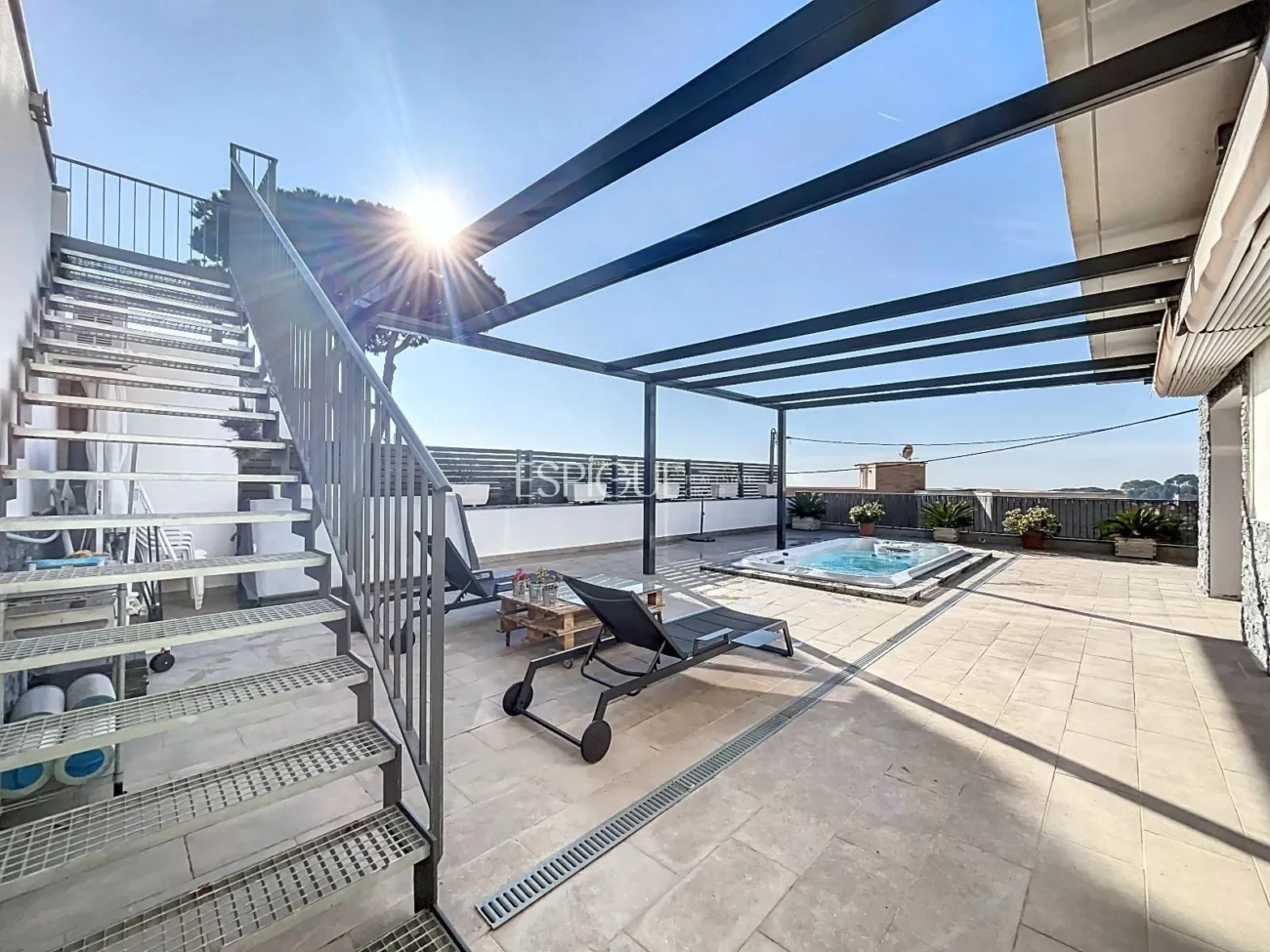 Exclusiva casa amb vistes panoràmiques al mar i la muntanya