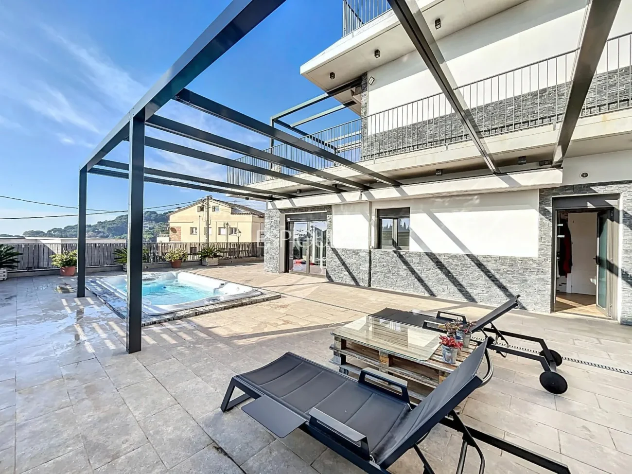 Exclusiva casa amb vistes panoràmiques al mar i la muntanya