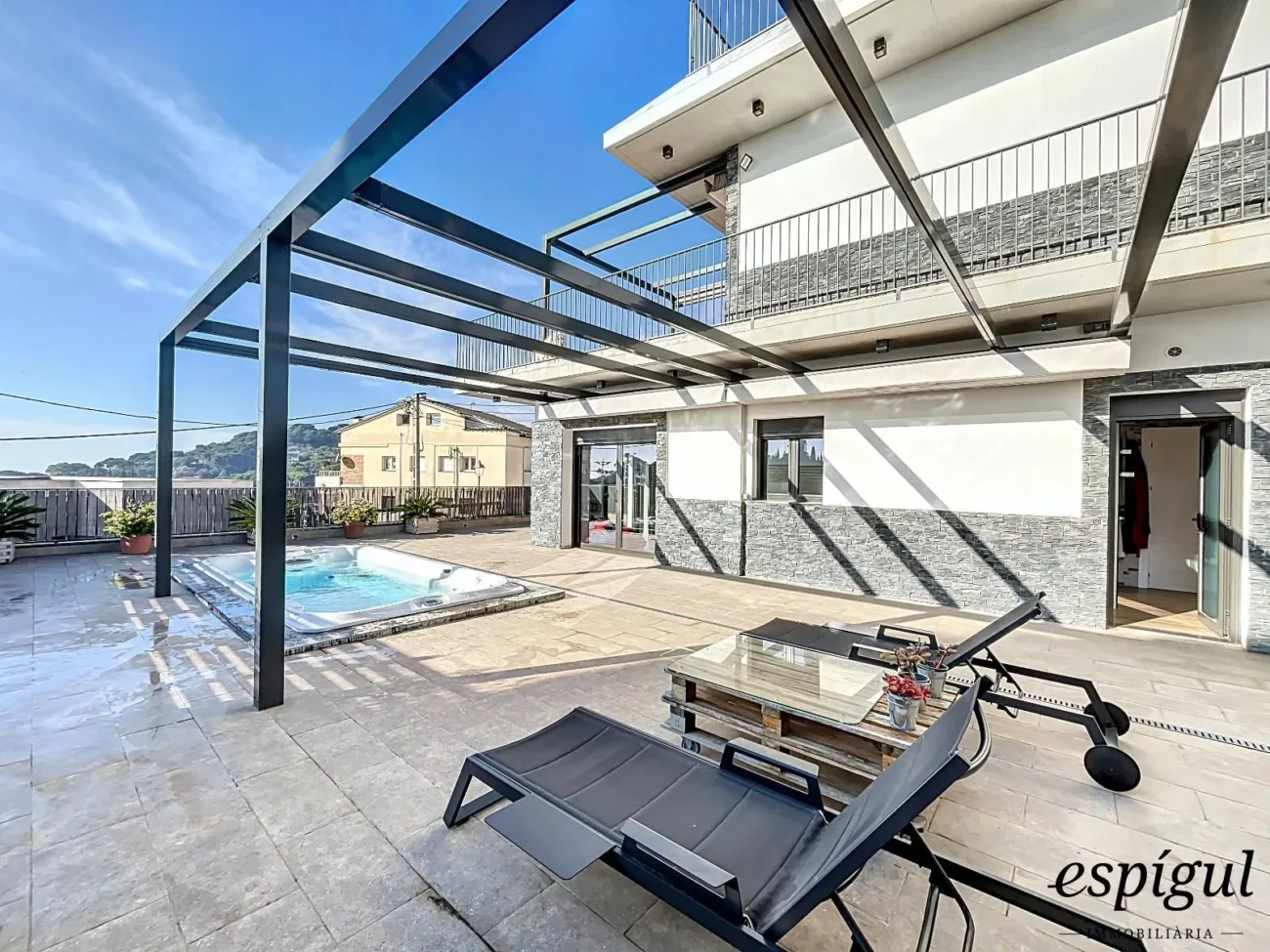 Casa exclusiva amb vistes panoràmiques al mar i la muntanya