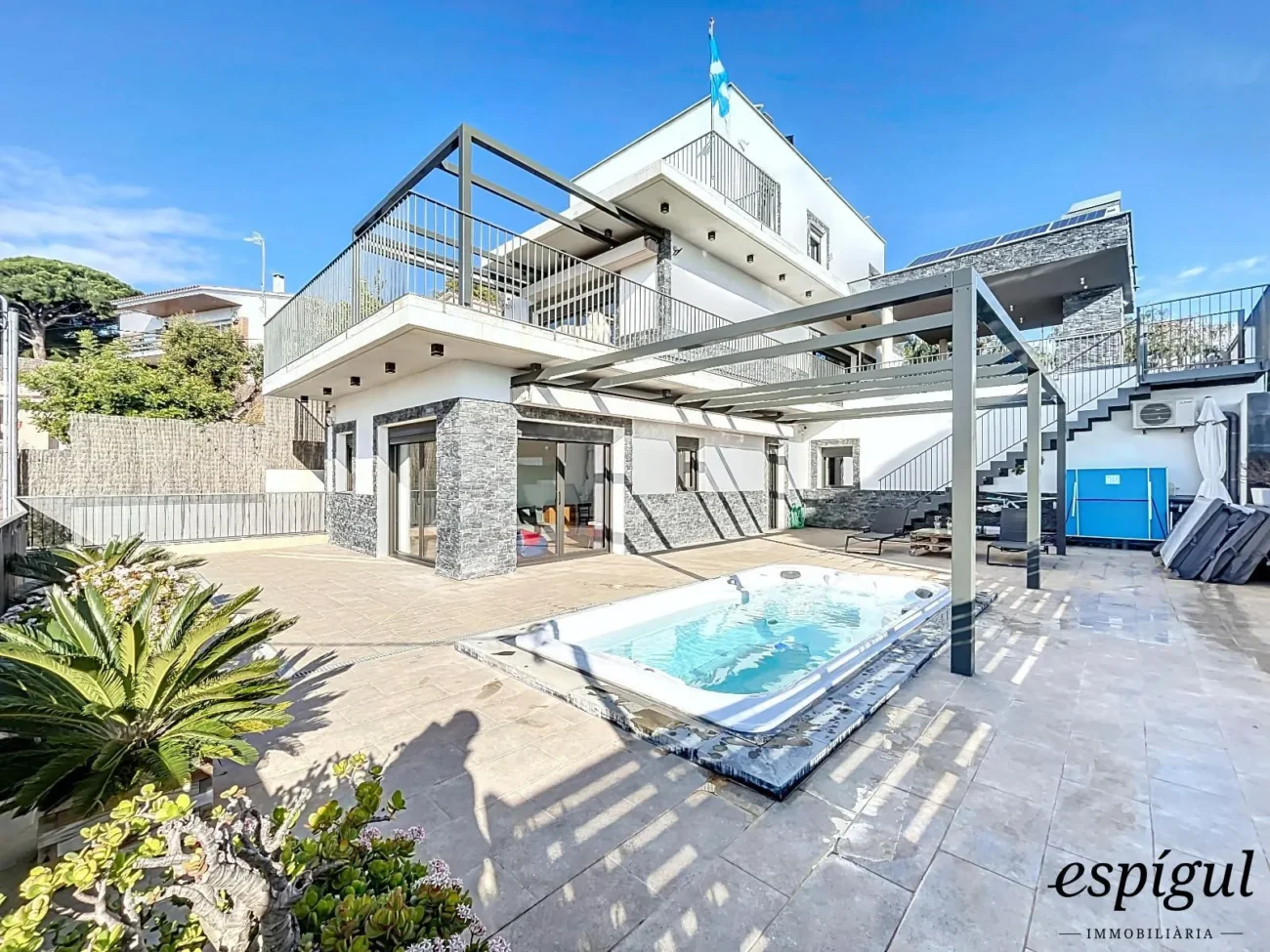 Exclusive home with panoramic sea and mountain views