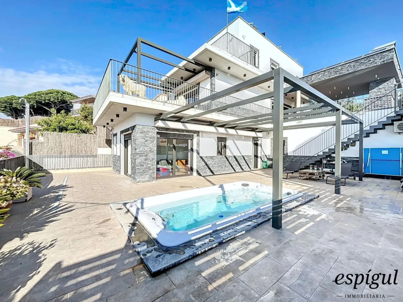 Exclusive home with panoramic sea and mountain views