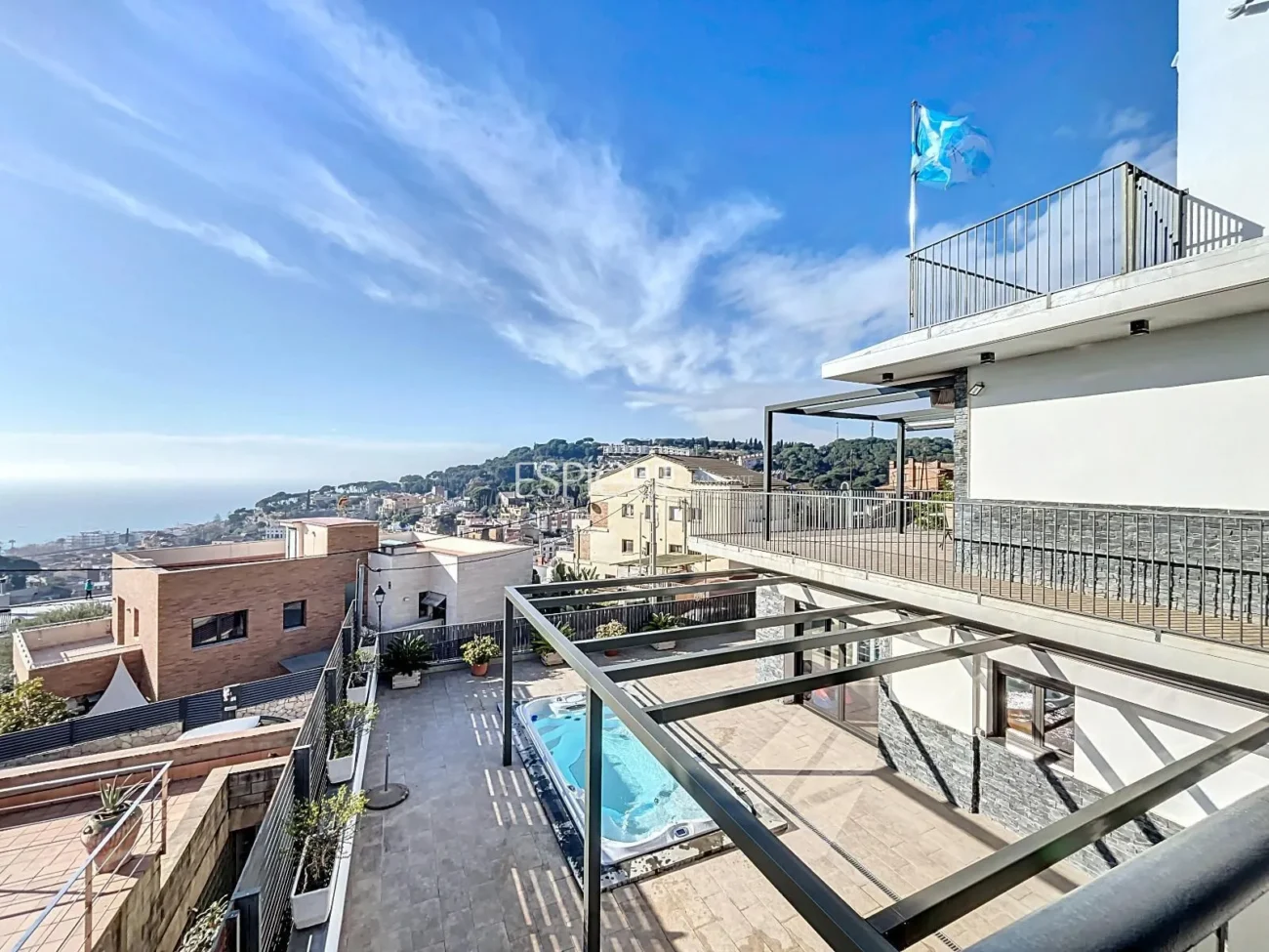 Exclusiva casa amb vistes panoràmiques al mar i la muntanya