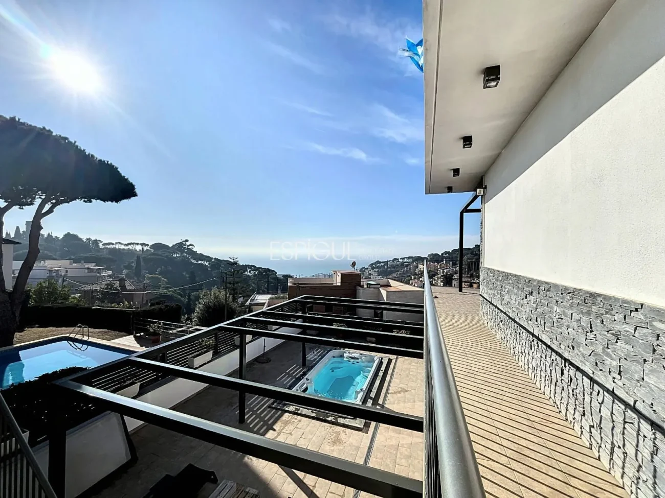 Exclusiva casa amb vistes panoràmiques al mar i la muntanya