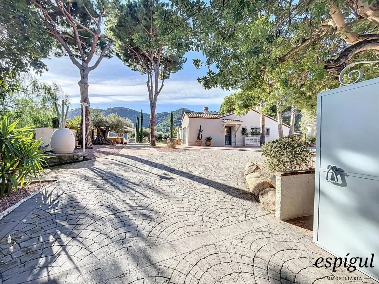 Exclusive property with large plot and excellent panoramic sea views.