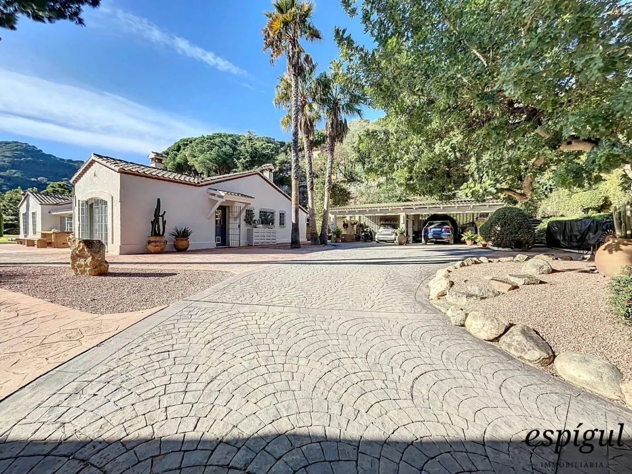 Exclusive property with large plot and excellent panoramic sea views.