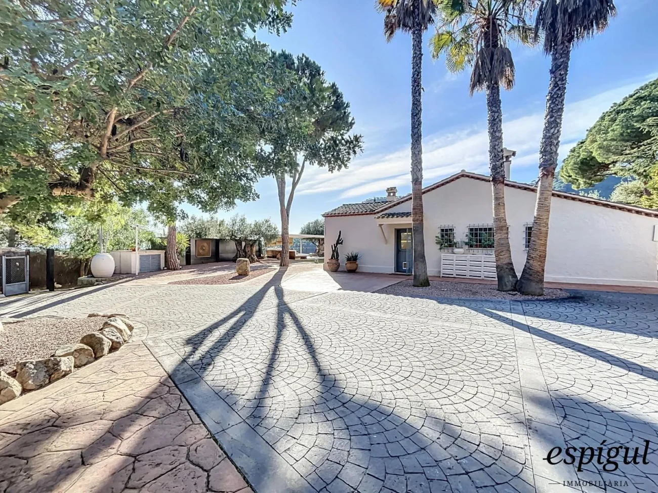 Exclusive property with large plot and excellent panoramic sea views.