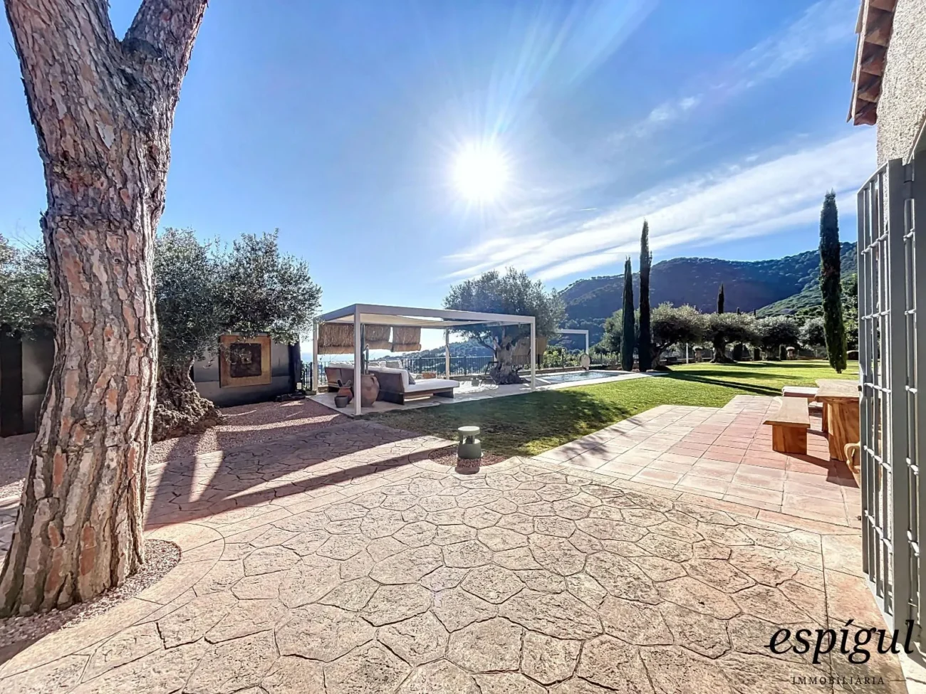 Exclusive property with large plot and excellent panoramic sea views.