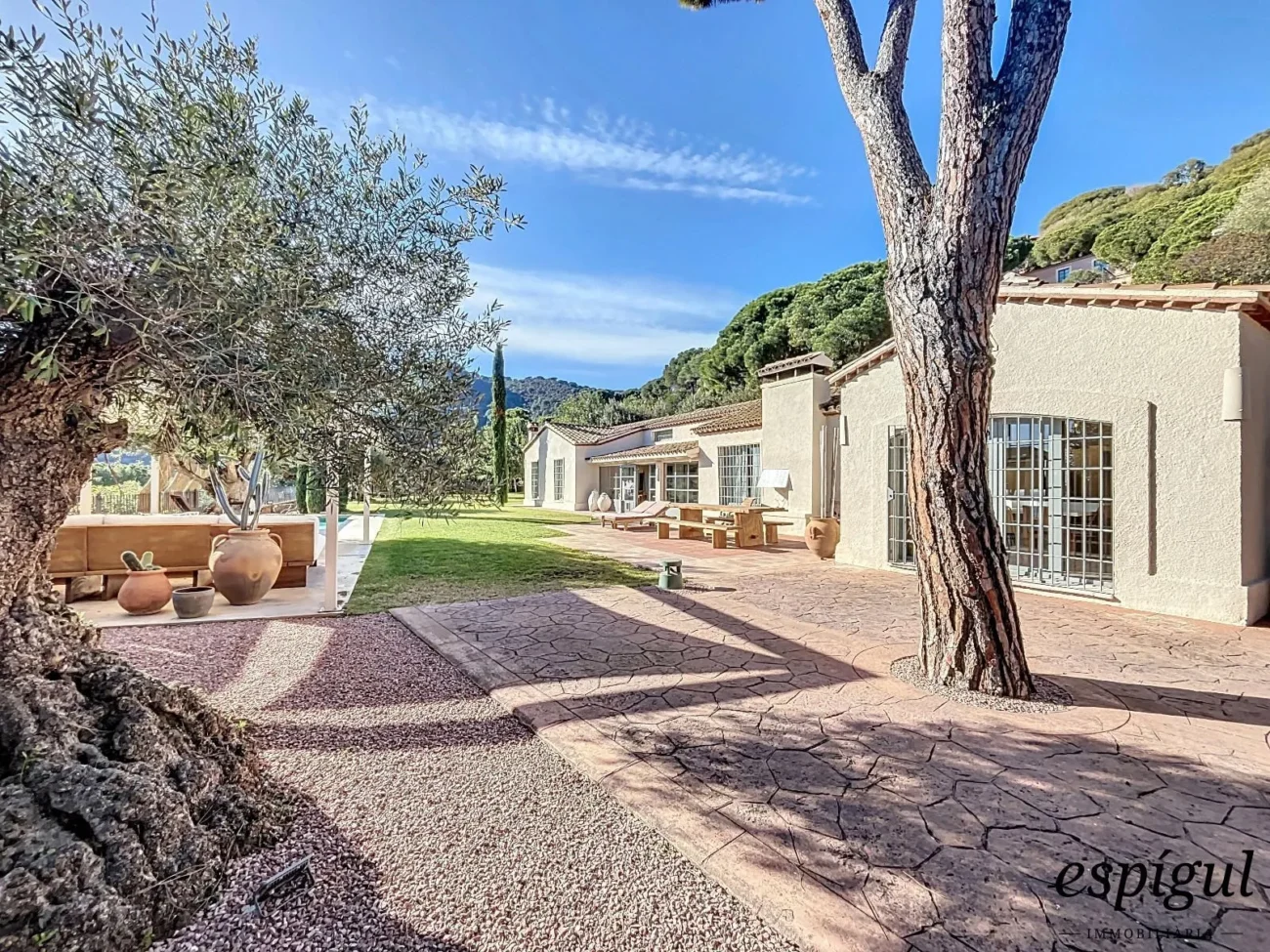 Exclusive property with large plot and excellent panoramic sea views.