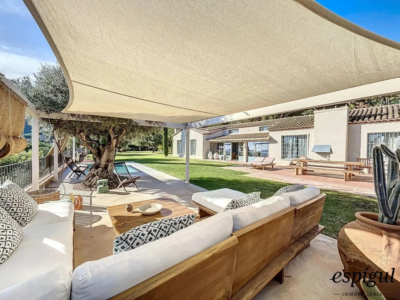 Exclusive property with large plot and excellent panoramic sea views.