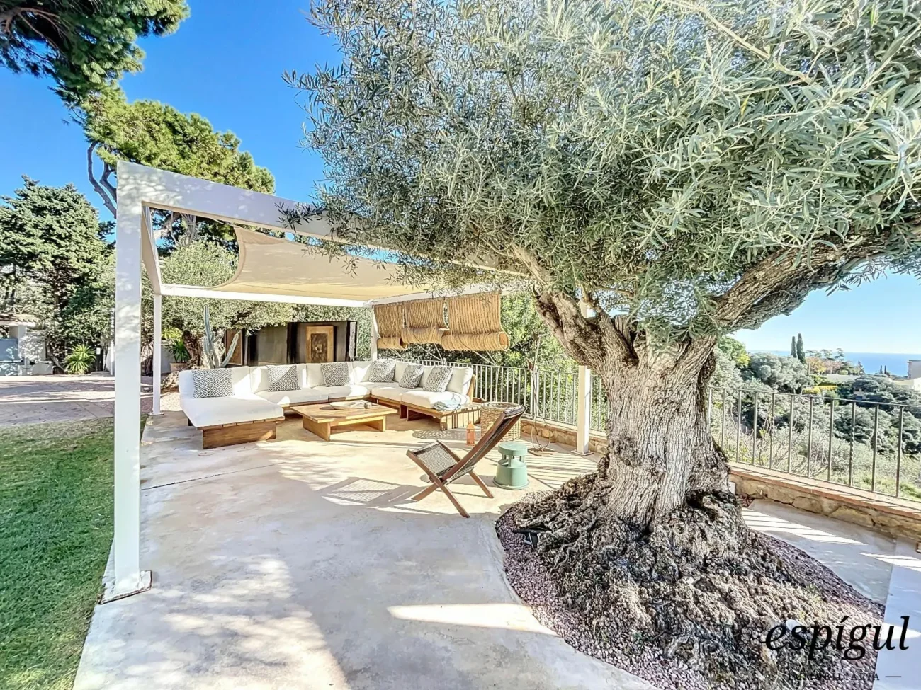 Exclusive property with large plot and excellent panoramic sea views.