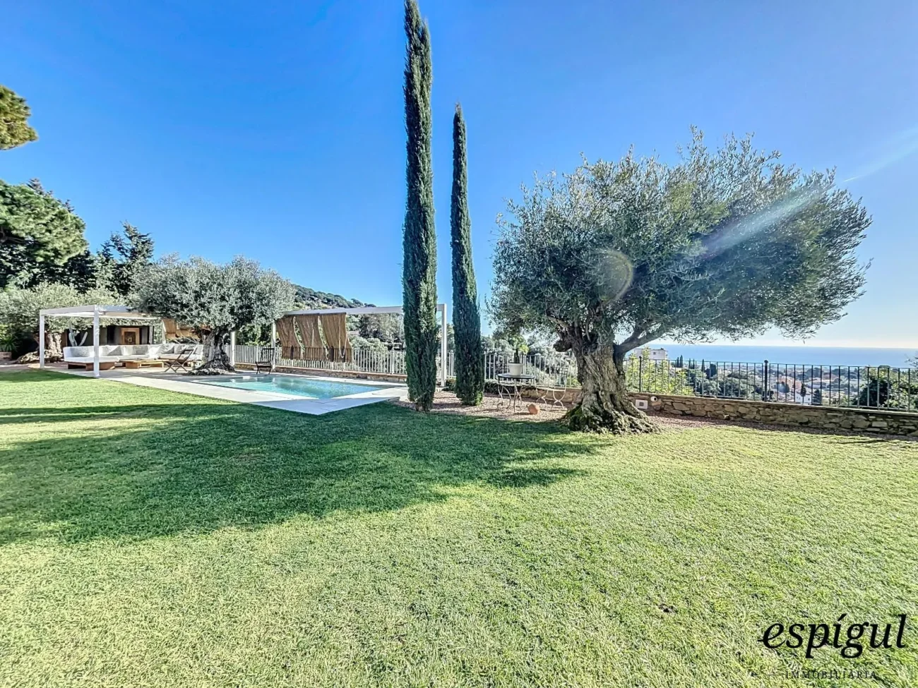 Exclusive property with large plot and excellent panoramic sea views.