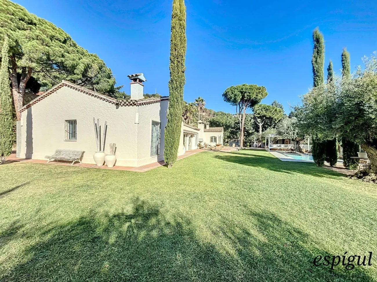 Exclusive property with large plot and excellent panoramic sea views.