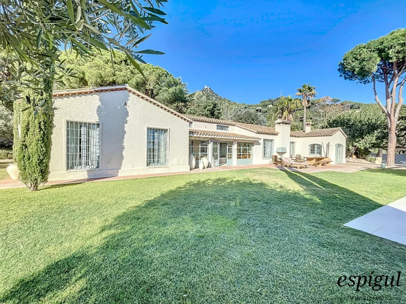 Exclusive property with large plot and excellent panoramic sea views.