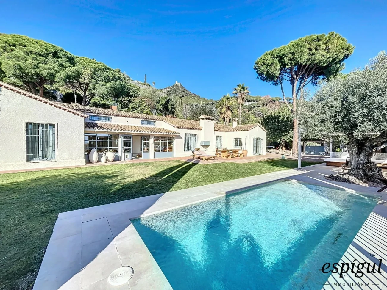 Exclusive property with large plot and excellent panoramic sea views.