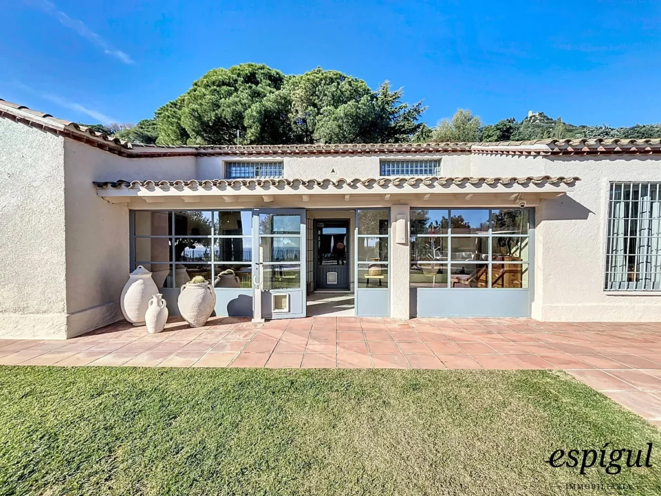 Exclusive property with large plot and excellent panoramic sea views.