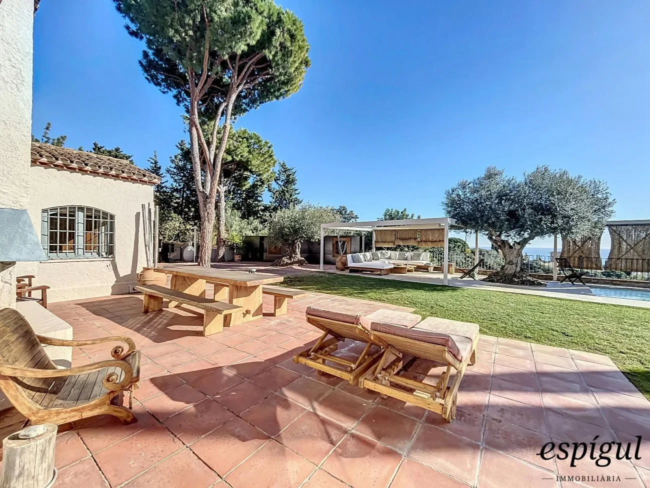Exclusive property with large plot and excellent panoramic sea views.