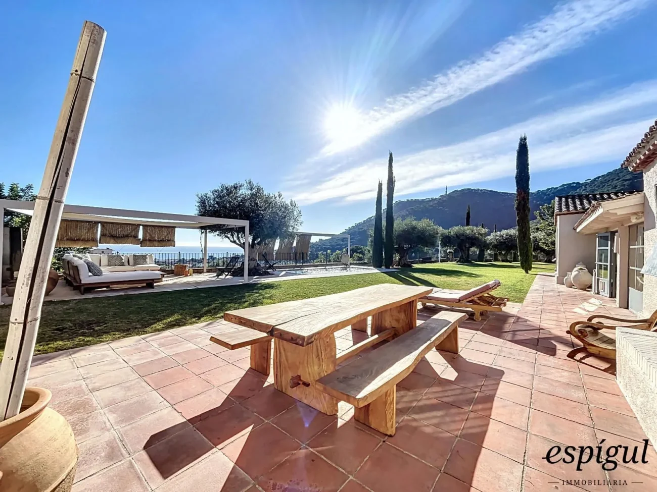 Exclusive property with large plot and excellent panoramic sea views.