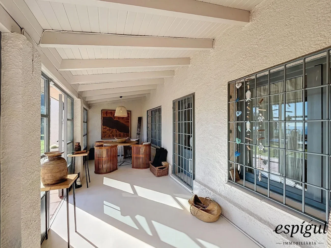 Exclusive property with large plot and excellent panoramic sea views.