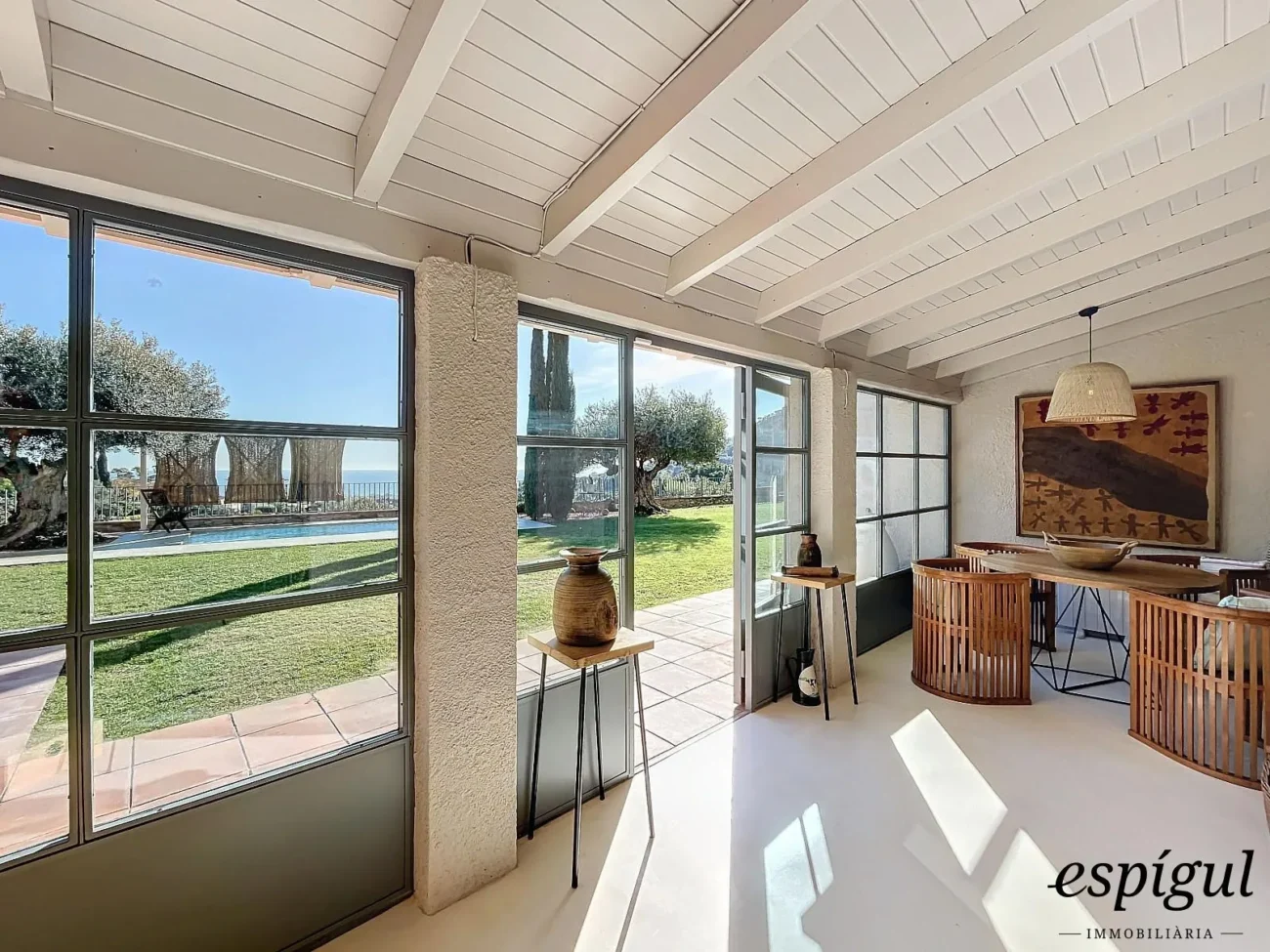 Exclusive property with large plot and excellent panoramic sea views.