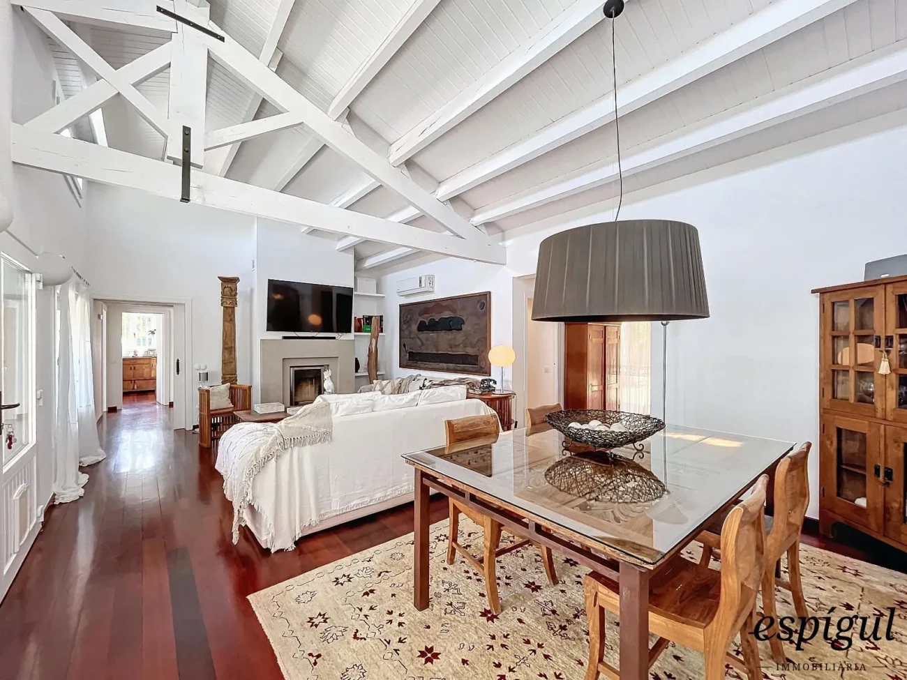 Exclusive property with large plot and excellent panoramic sea views.