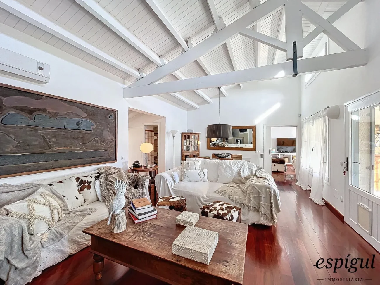 Exclusive property with large plot and excellent panoramic sea views.