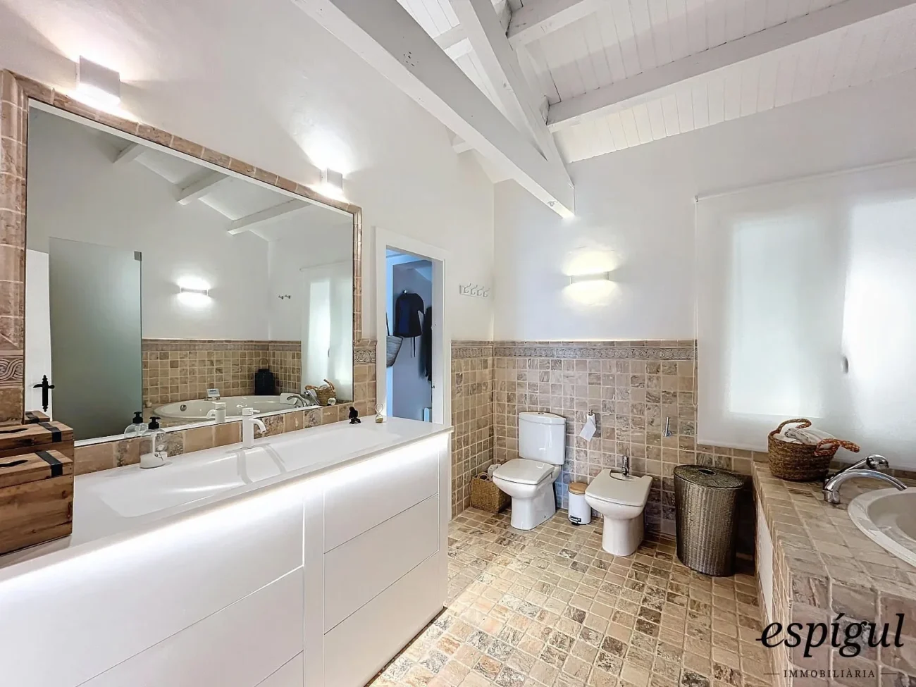Exclusive property with large plot and excellent panoramic sea views.