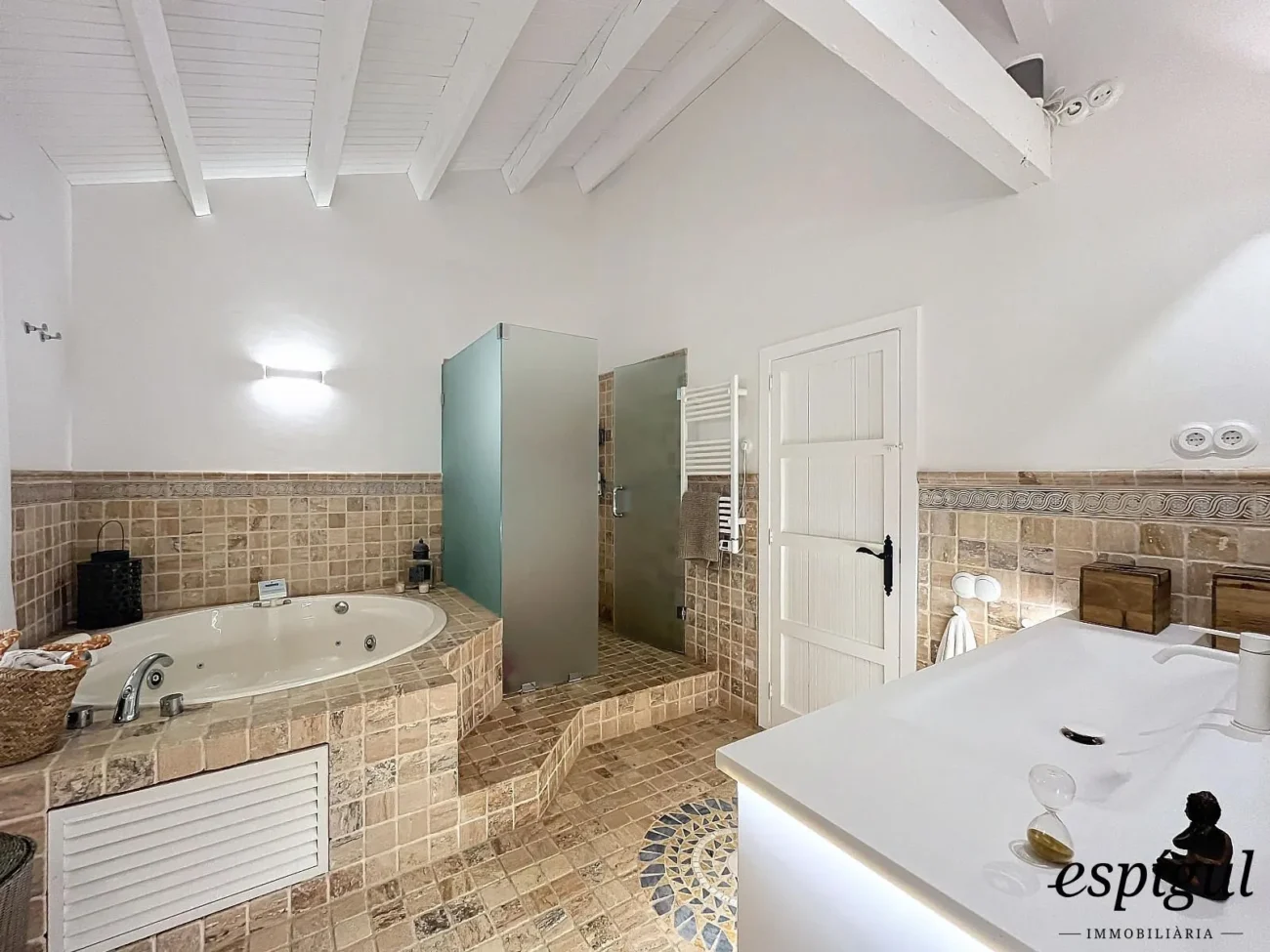 Exclusive property with large plot and excellent panoramic sea views.