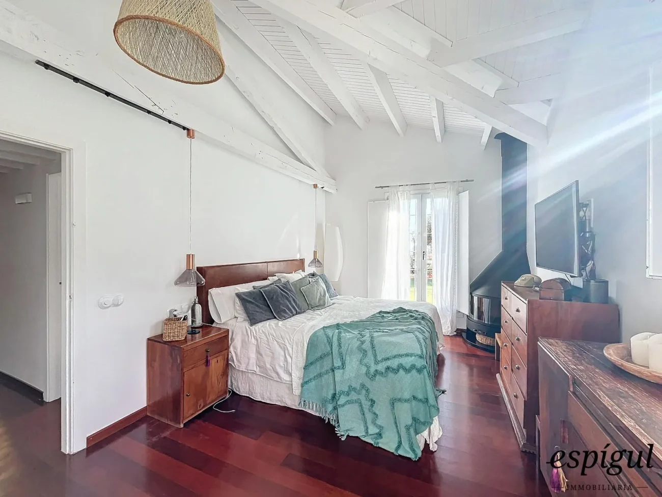 Exclusive property with large plot and excellent panoramic sea views.