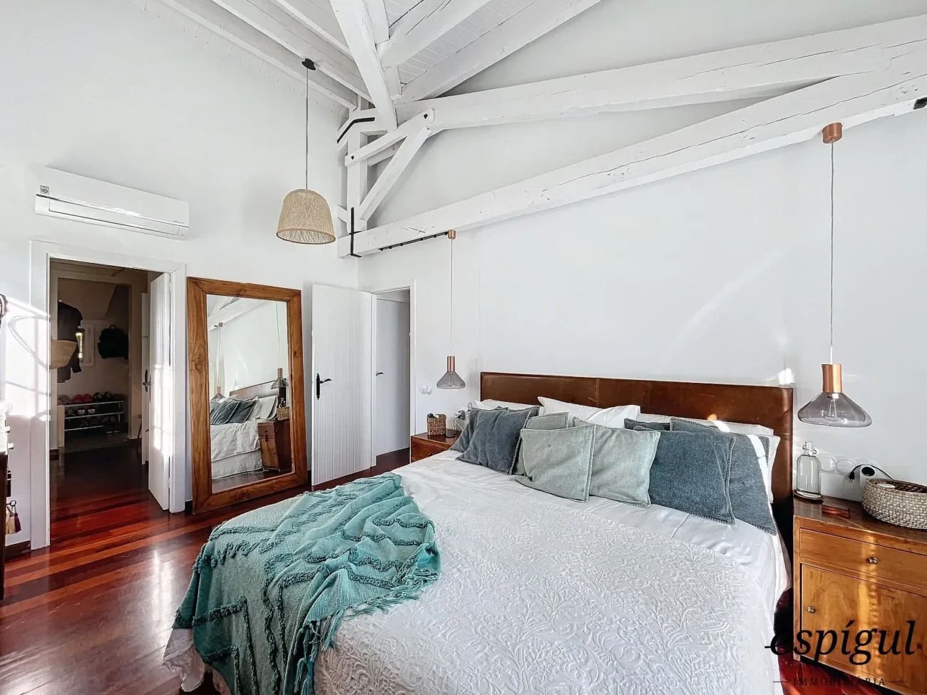 Exclusive property with large plot and excellent panoramic sea views.