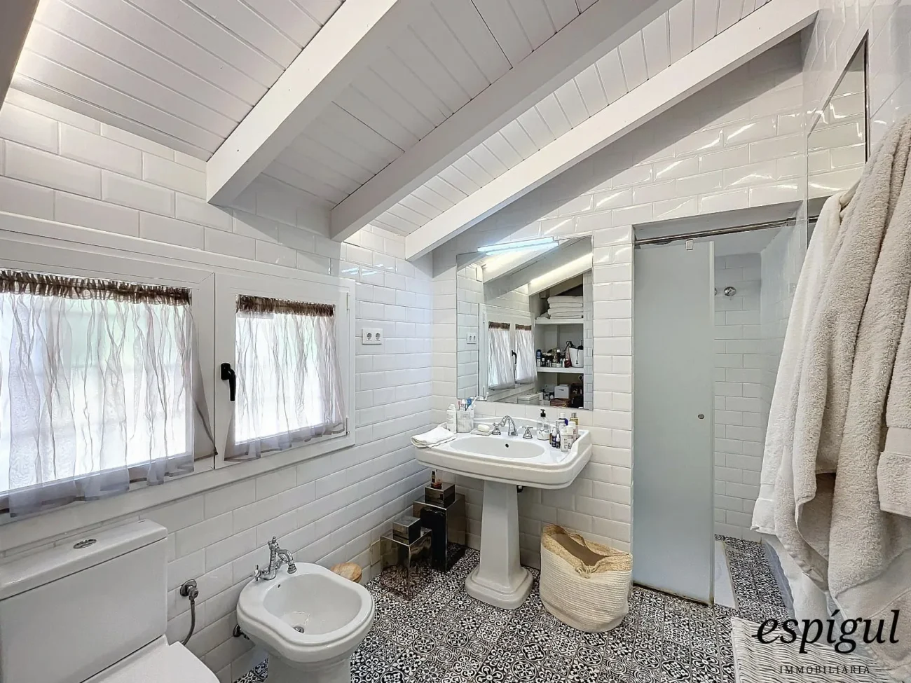 Exclusive property with large plot and excellent panoramic sea views.