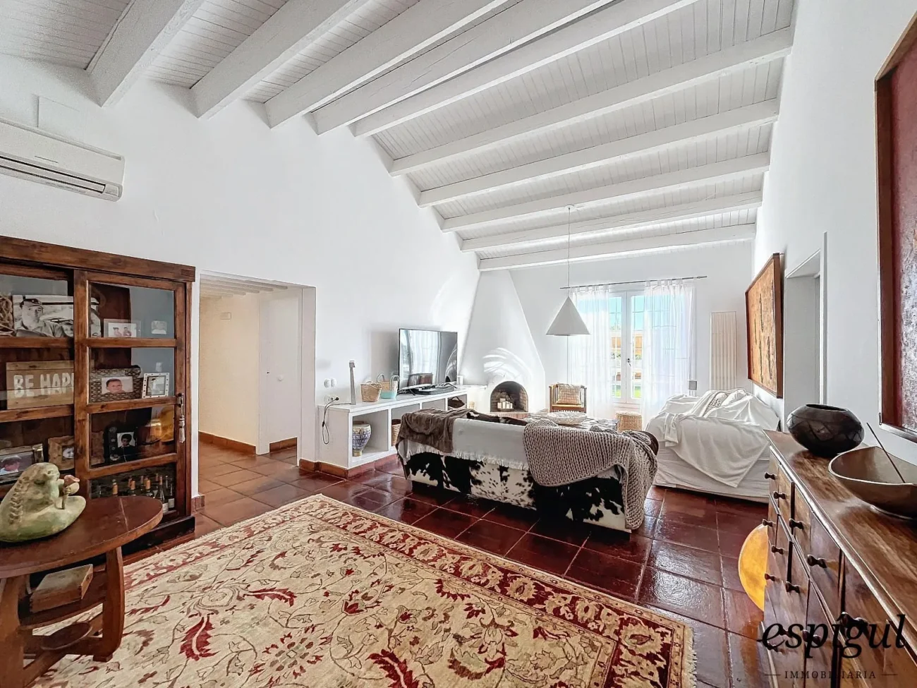 Exclusive property with large plot and excellent panoramic sea views.