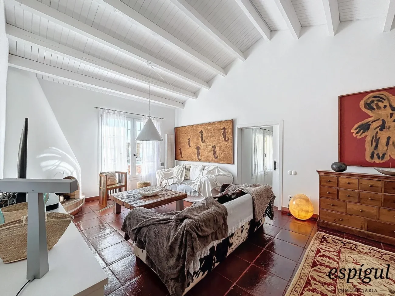 Exclusive property with large plot and excellent panoramic sea views.
