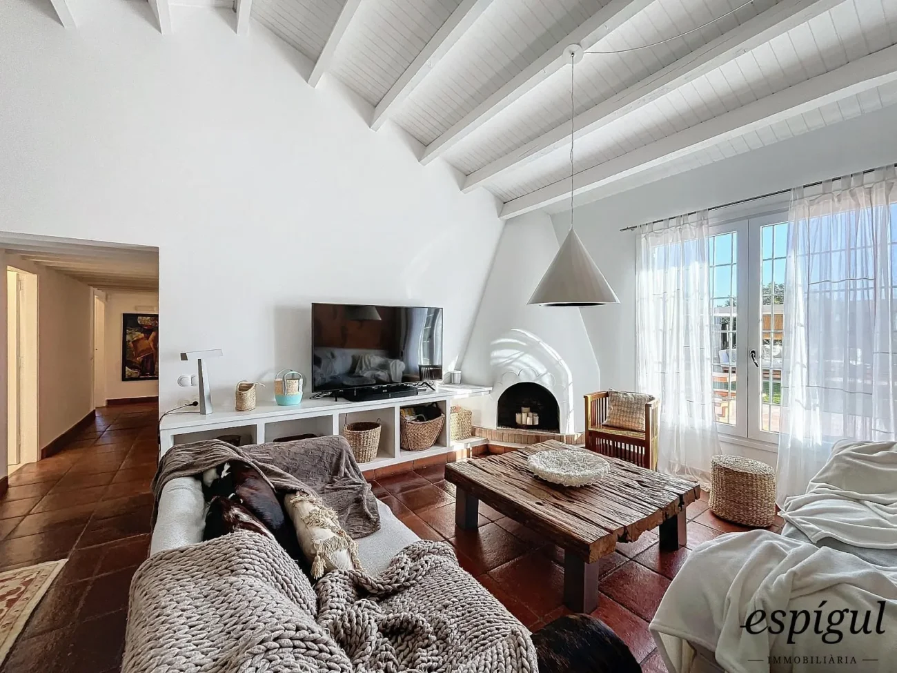 Exclusive property with large plot and excellent panoramic sea views.
