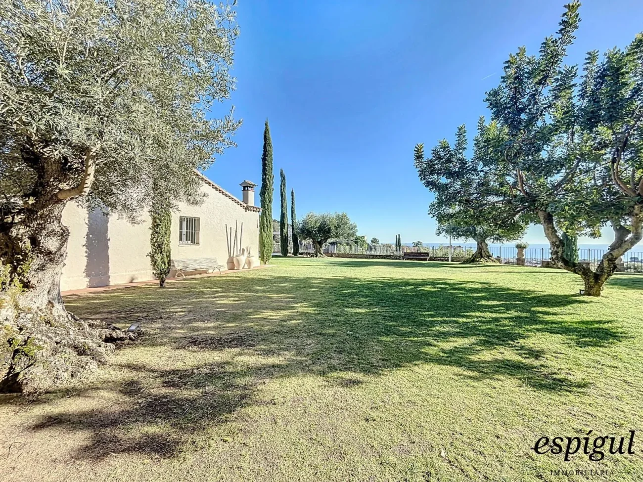 Exclusive property with large plot and excellent panoramic sea views.