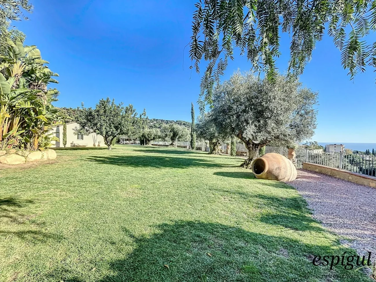 Exclusive property with large plot and excellent panoramic sea views.