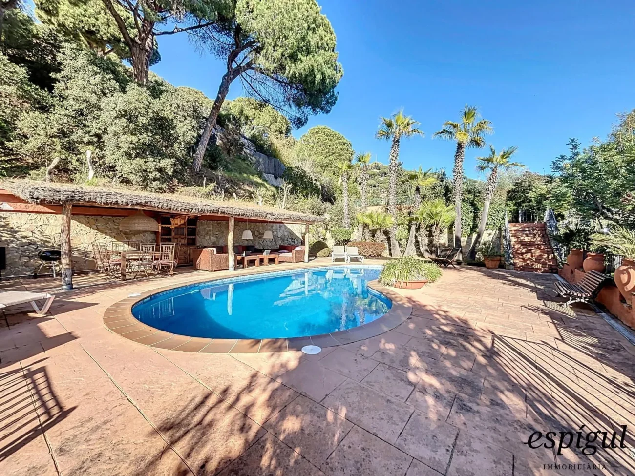 Exclusive property with large plot and excellent panoramic sea views.