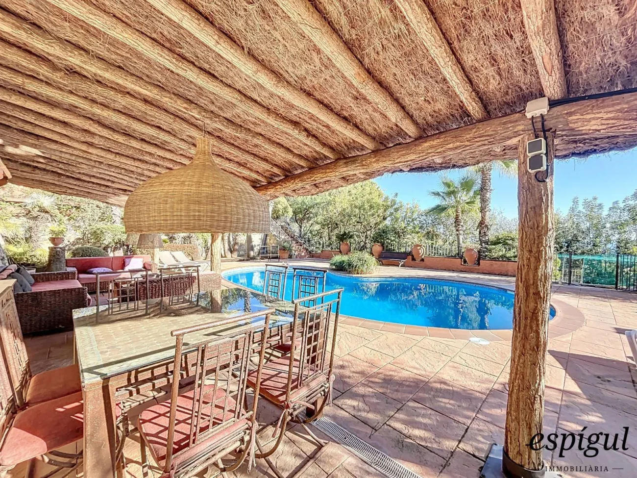 Exclusive property with large plot and excellent panoramic sea views.