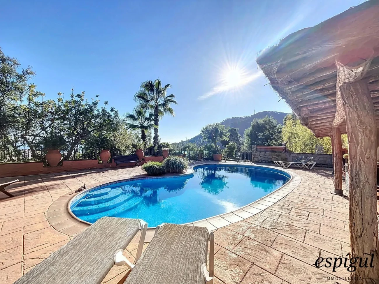 Exclusive property with large plot and excellent panoramic sea views.